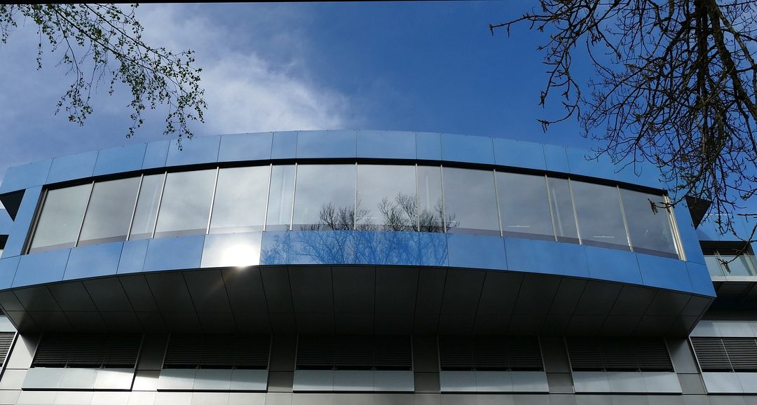 Dinas Damkar Cimahi Bersihkan Tumpahan Oli di Pasar